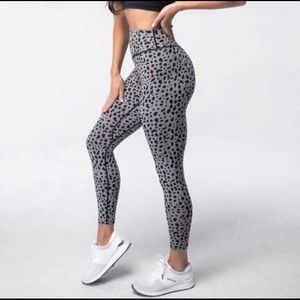 M Kingdom 1.0 midnight snow leopard leggings